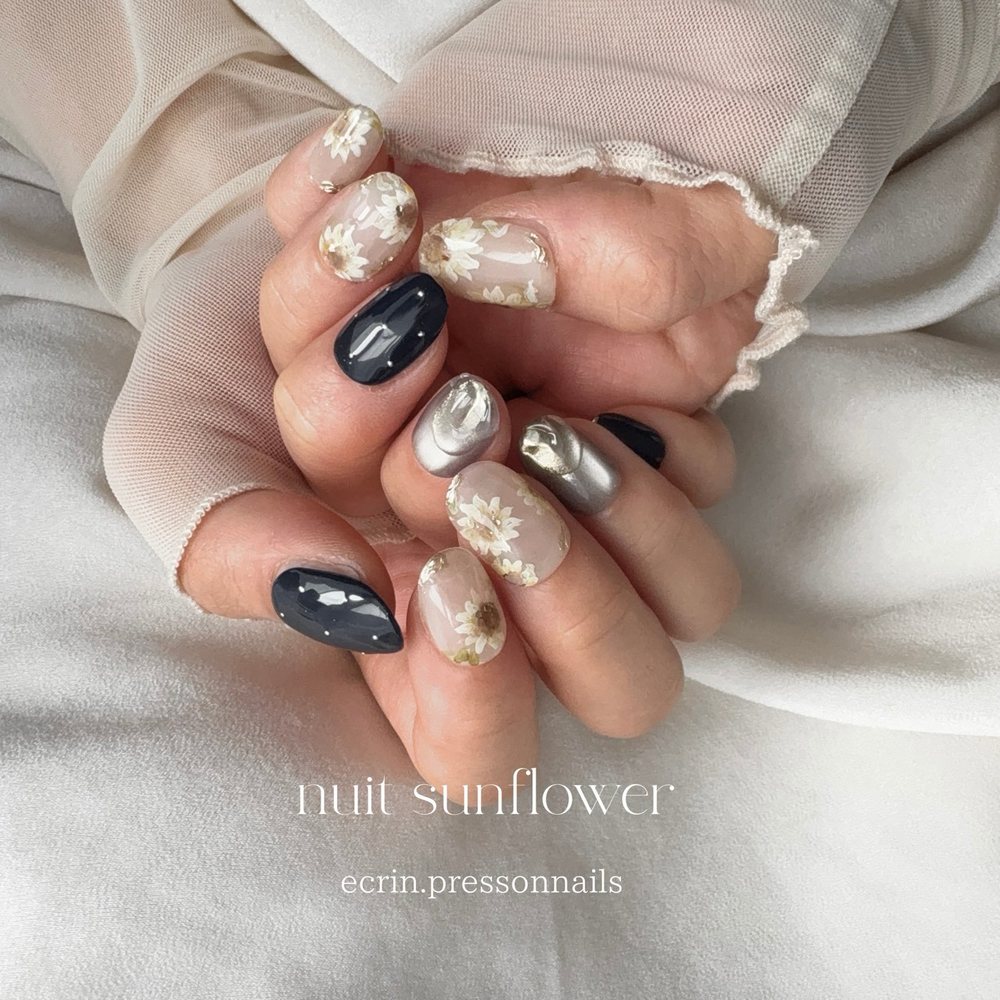 ニュイサンフラワー（Nuit Sunflower）のネイルチップ